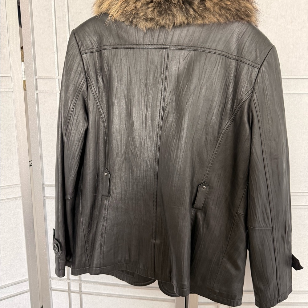 Black Leather Jacket with real Fur Collar - Picture 9 of 10
